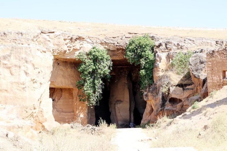 Tarihi Bazda Mağaraları'nın duvarları yazı tahtasına döndü