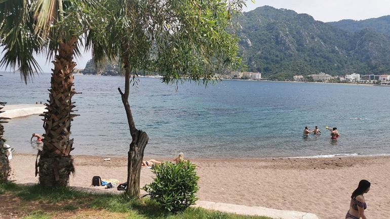 Marmaris plajlarında sosyal mesafe var, maske yok