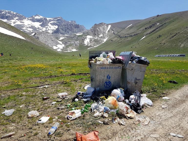 Bu kadarı da pes dedirtti! Doğa harikası yayla, çöplüğe döndü...