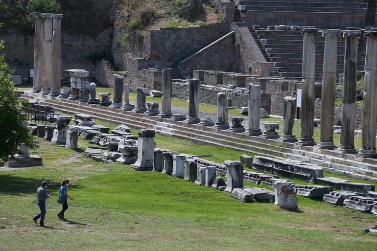 UNESCO Dünya Kültür Miras Listesi'nde yer alan Bergama ziyaretçilerini 'kontrollü' ağırlıyor