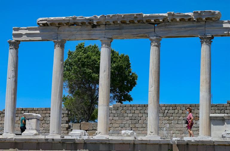 UNESCO Dünya Kültür Miras Listesi'nde yer alan Bergama ziyaretçilerini 'kontrollü' ağırlıyor