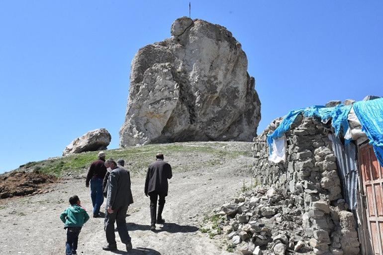 Sivas'ta ürküten görüntü! Dev kayadan kopan parçalar, köylüleri korkutuyor