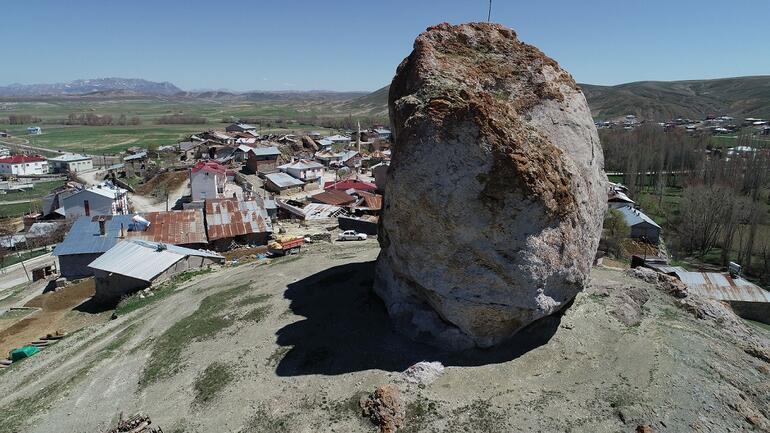 Sivas'ta ürküten görüntü! Dev kayadan kopan parçalar, köylüleri korkutuyor