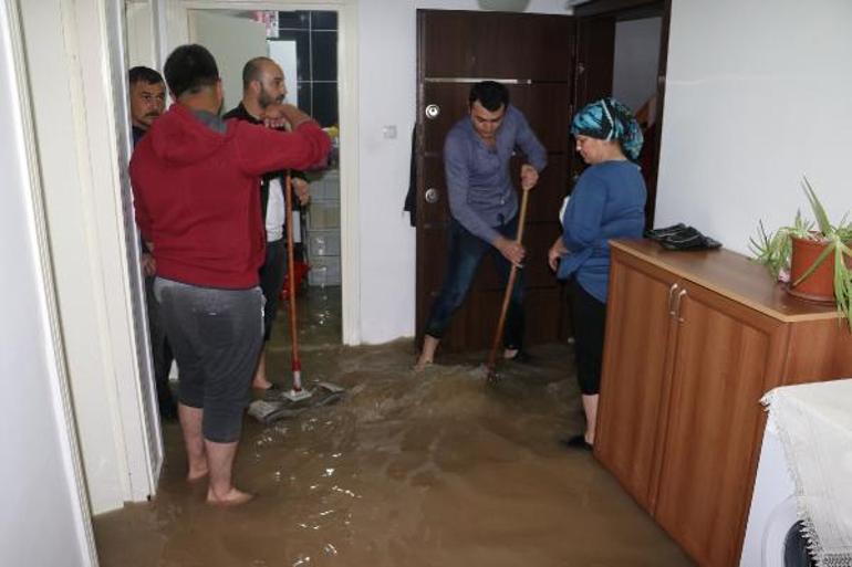 Hayat felç oldu Ev ve iş yerlerini su bastı, caddeler göle döndü