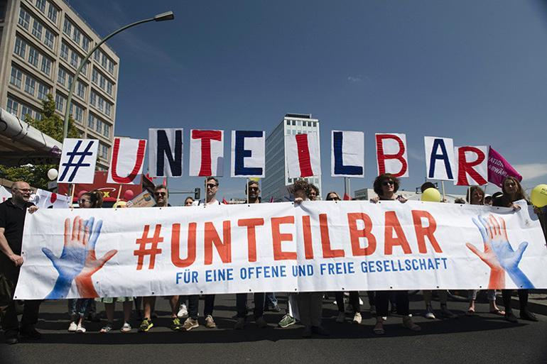 Avrupa’da ırkçılığa karşı zincir