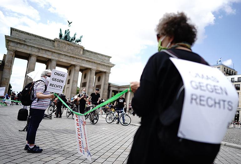 Avrupa’da ırkçılığa karşı zincir