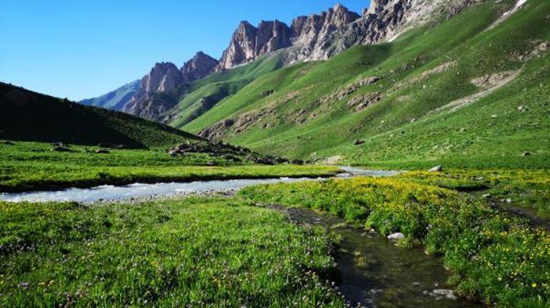 Türkiye'nin ikinci yüksek dağında dört mevsimi bir arada yaşadılar