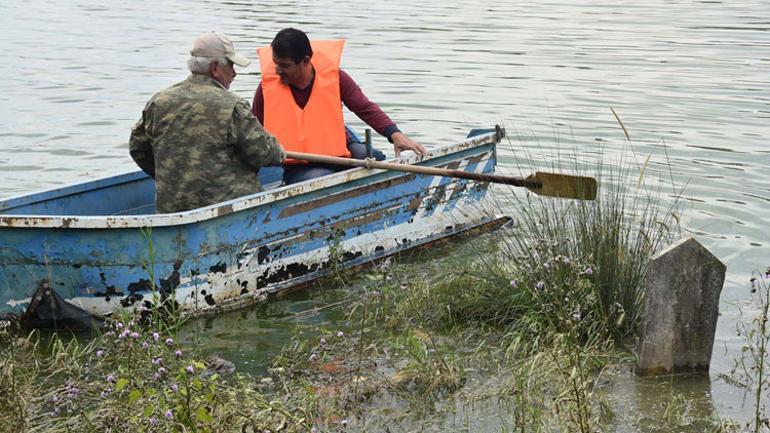 Can yeleklerini giyip sandalla açılarak dua ediyorlar