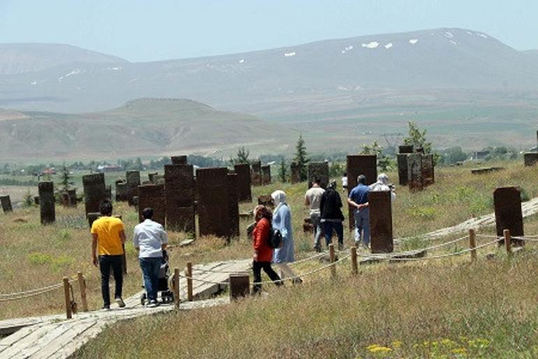 Normalleşme süreciyle Selçuklu Mezarlığı’nda ziyaretçi yoğunluğu