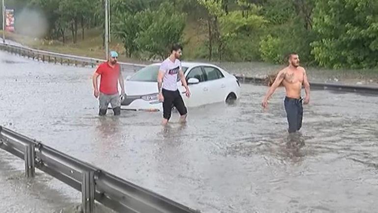 Son dakika... İstanbulda şiddetli sağanak Hayat felç oldu...