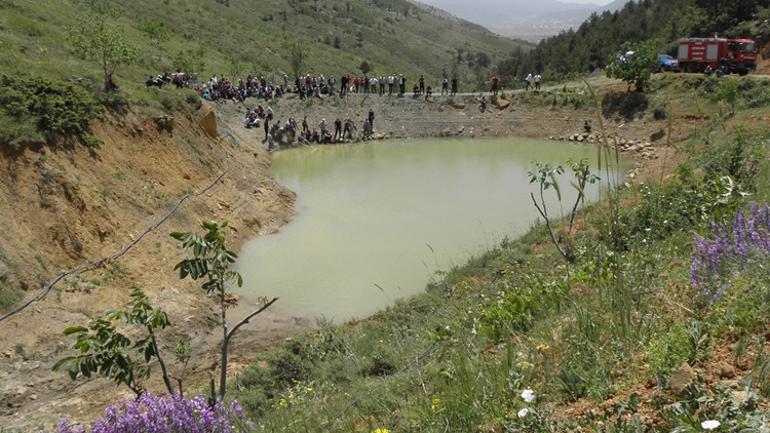 Adanada yürek yakan haber Oğlunun gölete girdiğini sanmış...