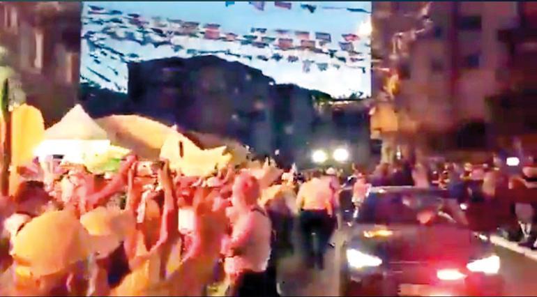 Çakar lambalı araçlarla yürüyüş