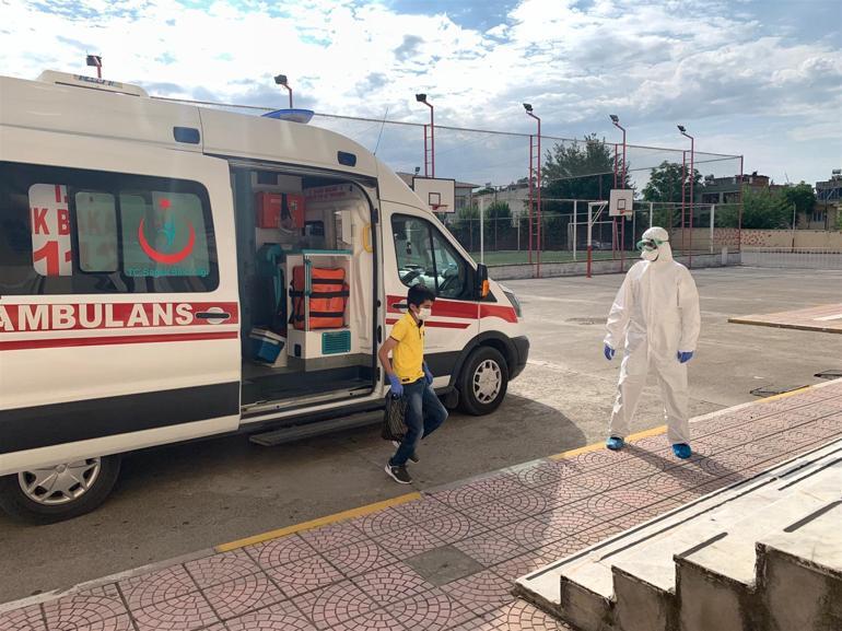 Kovid-19 tedavisi gören gençler ambulanslarla sınav salonuna götürüldü