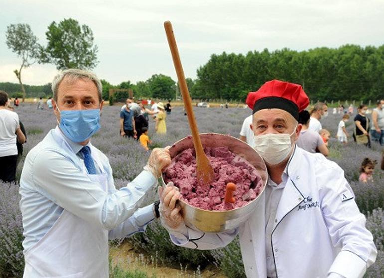 Lavanta tarlası ziyaretçilerine, 'lavantalı tatlı' sürprizi