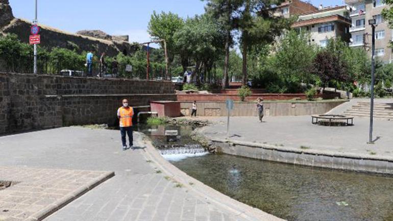 Çocuklar havuza girmek, güvenlik görevlileri ise sokmamak için nöbette