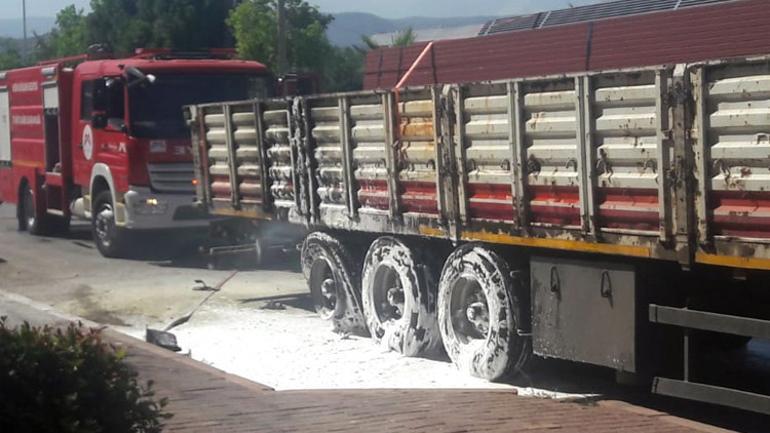 Patlayan lastiği kontrol ederken bu hale geldi Dehşete düşüren olay...