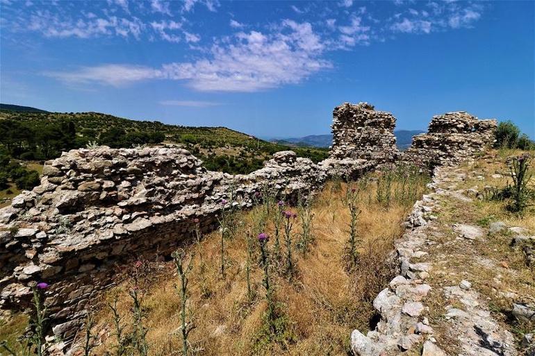 Manisa’da 800 yıllık tarihi kale yıllara meydan okuyor