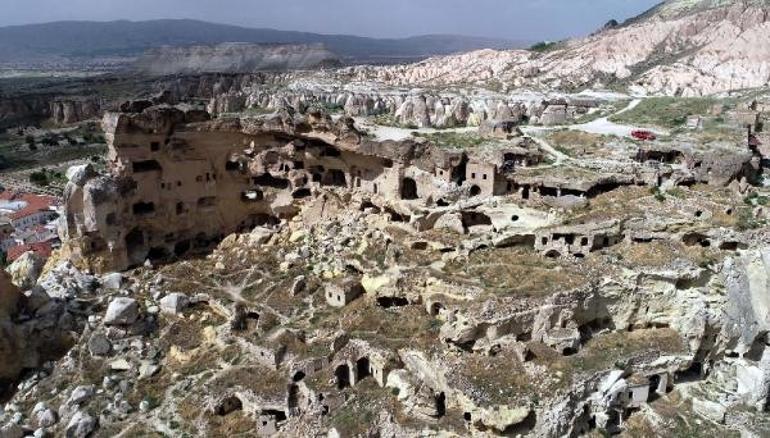 Kapadokyada tarihi kiliseye giden yolun köprüsü yıkıldı, muhtar uyardı: Çok tehlikeli