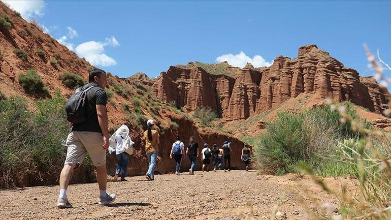 Kırgızistan'daki Konorçok Kanyonu'na turist ilgisi artıyor