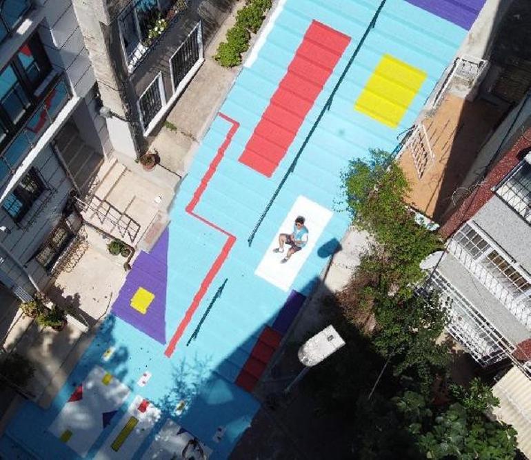 Sokak sanatçıları merdivenleri renklendiriyor