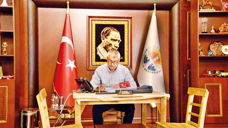 Adana Büyükşehir Belediye Başkanı'nın makam koltuğuna haciz - Son ...