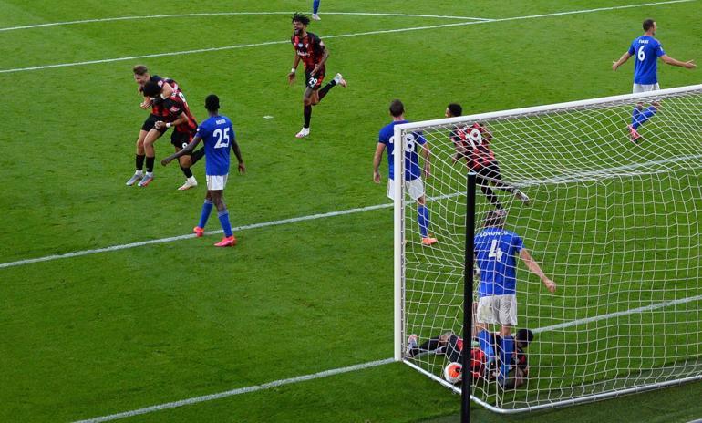 Çağlar Söyüncü kırmızı gördü, Leicester City, Bournemouth'a farklı yenildi