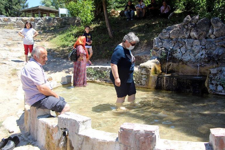 Akkayalar'a kimi serinlemek, kimi şifa aramak için geliyor