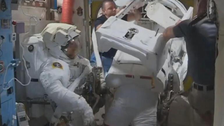 NASA astronotları uzay yürüyüşünde