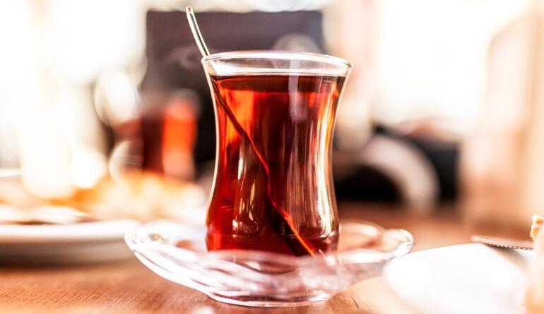 Yemek eleştirmeni Vedat Milor yine tartışma yarattı! Çay şekerli mi içilir şekersiz mi?