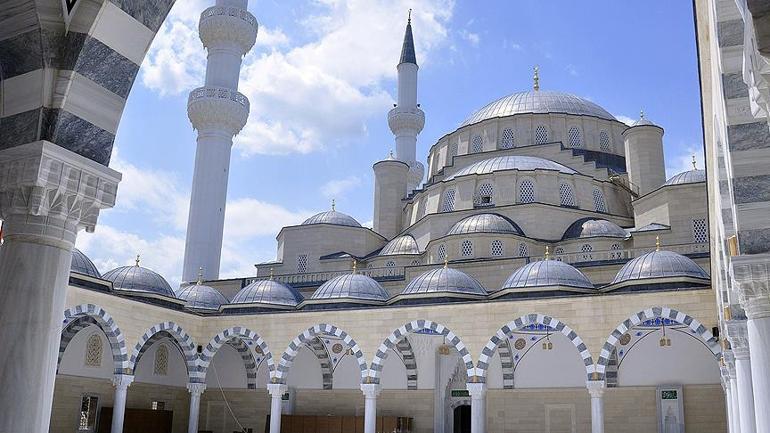 cuma namazi nasil kilinir kac rekattir iste cuma namazinin kilinisi
