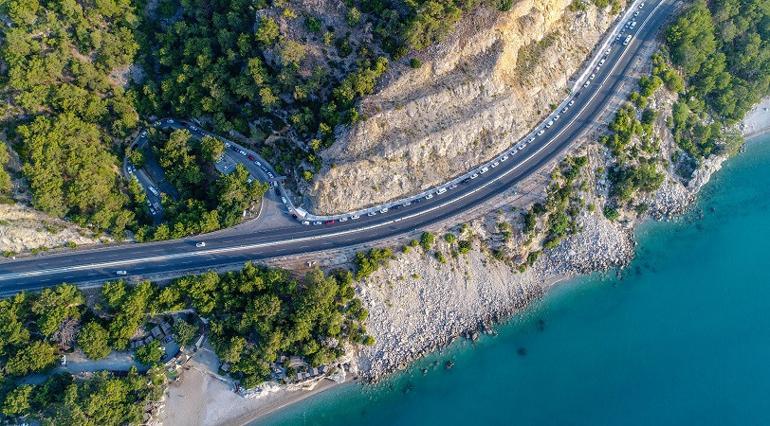 Antalya'da mesire alanı girişinde 2 kilometrelik piknik kuyruğu