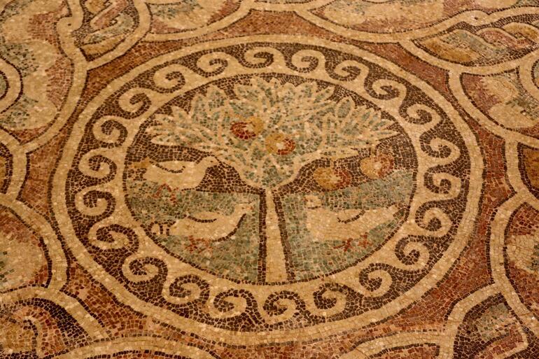 Kaçak kazıda ortaya çıkan 1800 yıllık elma mozaiği sergileniyor