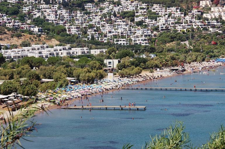 Türkiye'nin en temiz koylarından Kargı'da denizin, güneşin tadını doyasıya çıkarıyorlar