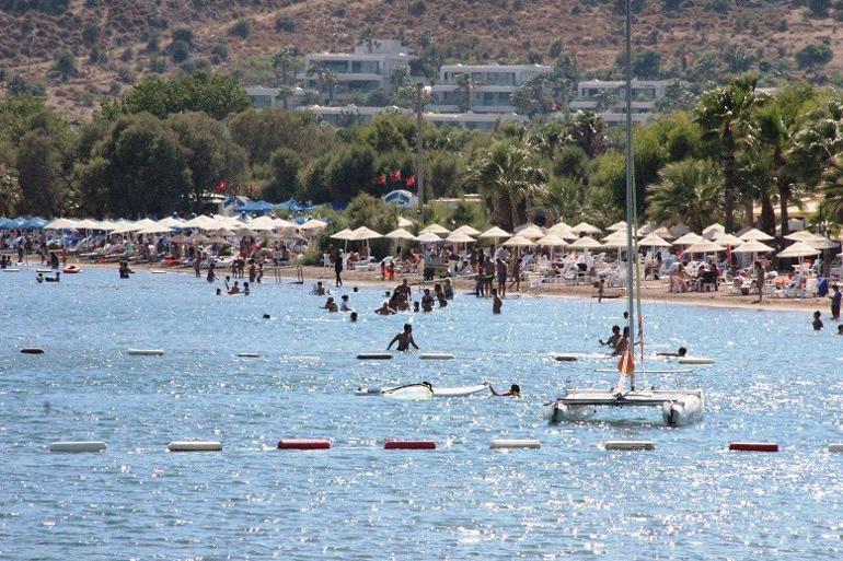 Türkiye'nin en temiz koylarından Kargı'da denizin, güneşin tadını doyasıya çıkarıyorlar