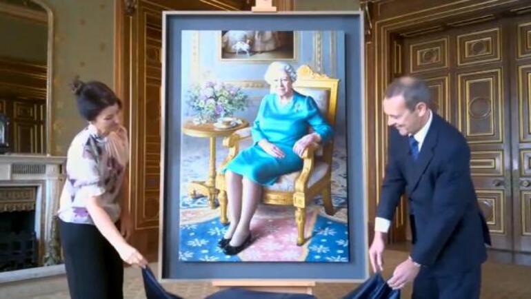 Yeni tablosunun açılışına görüntülü katıldı! Kraliçe Elizabeth'ten şaşırtan soru
