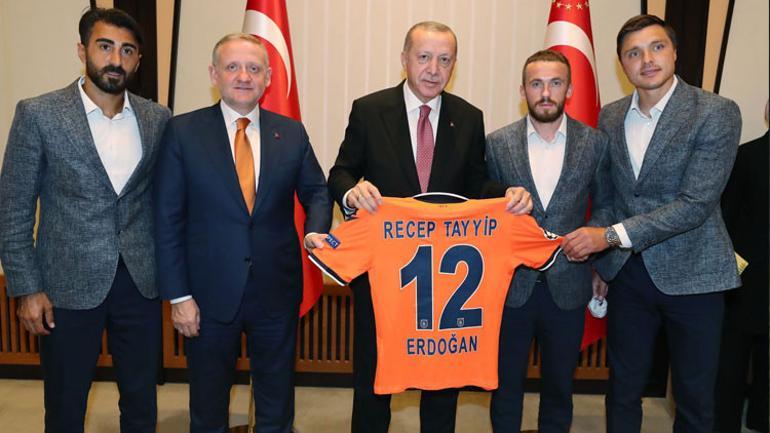 Son Dakika | Cumhurbaşkanı Recep Tayyip Erdoğan, Süper Lig şampiyonu Başakşehir'i kabul etti