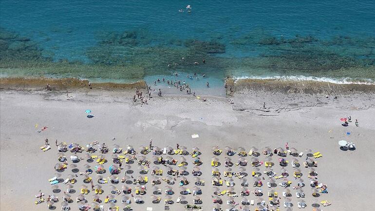 Antalya ünlü plajlarıyla ziyaretçilerini cezbediyor