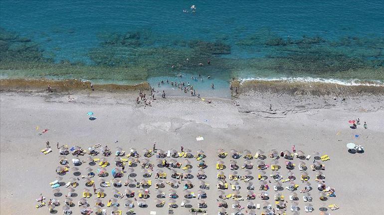 Antalya ünlü plajlarıyla ziyaretçilerini cezbediyor