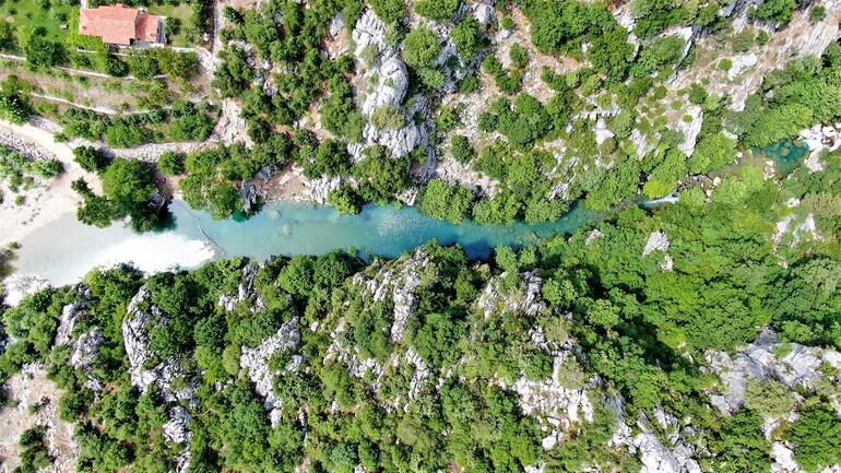 Kahramanmaraş'ın Kanlıbüvet Kanyonu turkuaz rengiyle ilgi görüyor