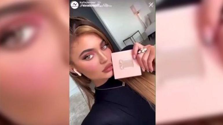 Kylie ve Kendall Jenner, sahte kulaklıkların reklamını yapıyor