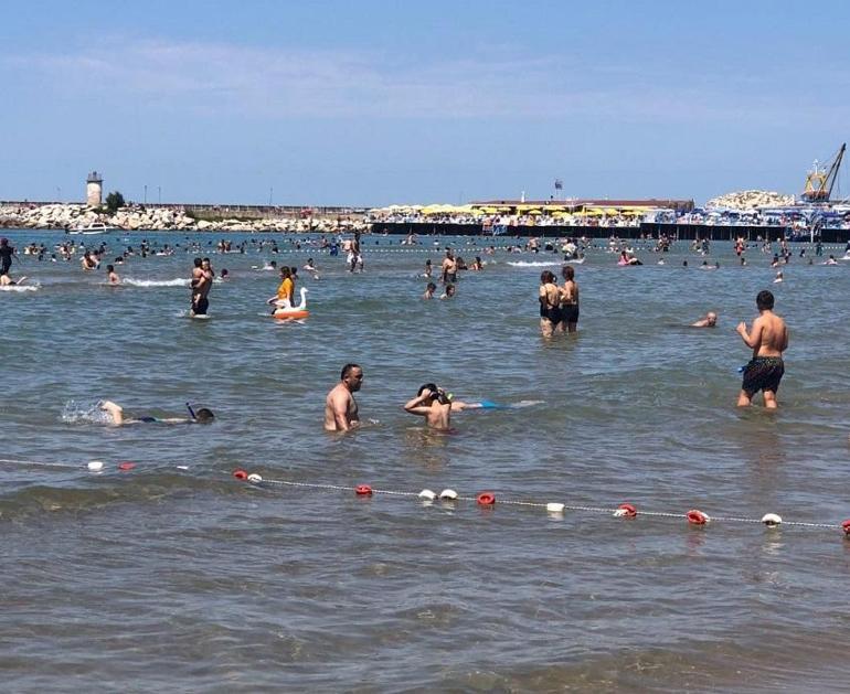 Şile plajlarında bayram yoğunluğu... Sosyal mesafe, maske hiçe sayıldı