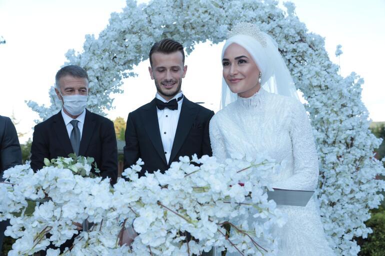 Trabzonsporlu futbolcu Abdulkadir Parmak, Merve Bozali ile evlendi