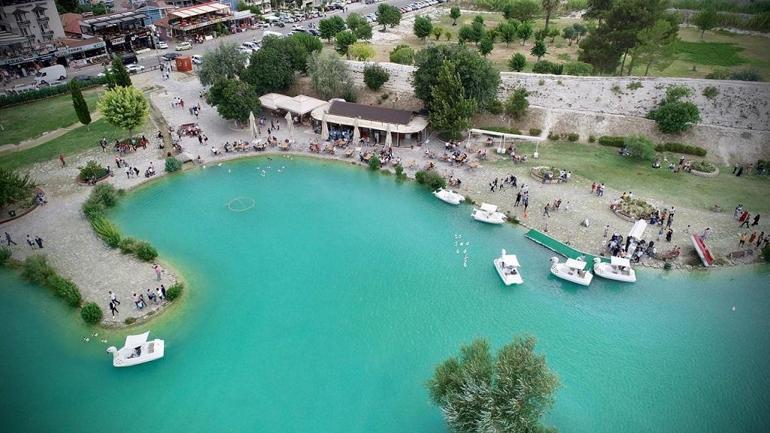 Vatandaşlar Pamukkale’nin eşsiz manzarasını Kocaçukur’dan izledi