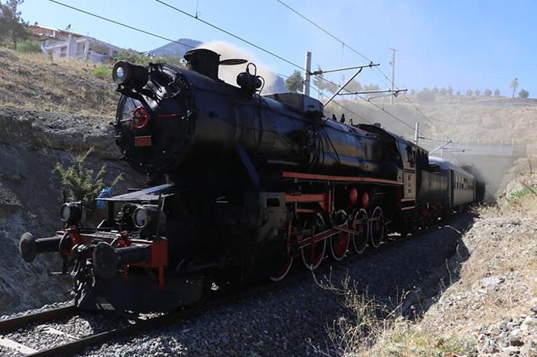 Atatürk'ü getiren kara tren yeninden Pozantı'da