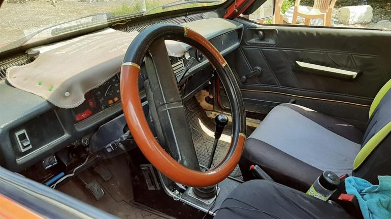 Tesla’ya rakip çıktı Genç mucit 1999 model otomobili sesli komutla kontrol ediyor