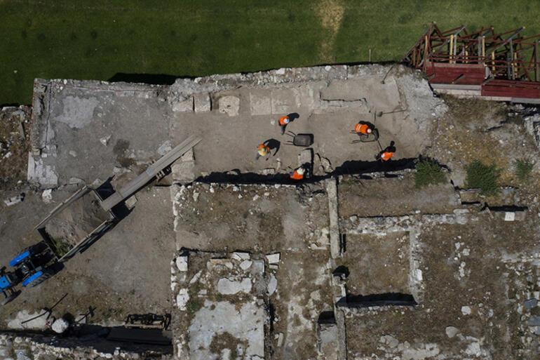 İzmirde Antik Çağdan kalma gymnasium kalıntılarına ulaşıldı