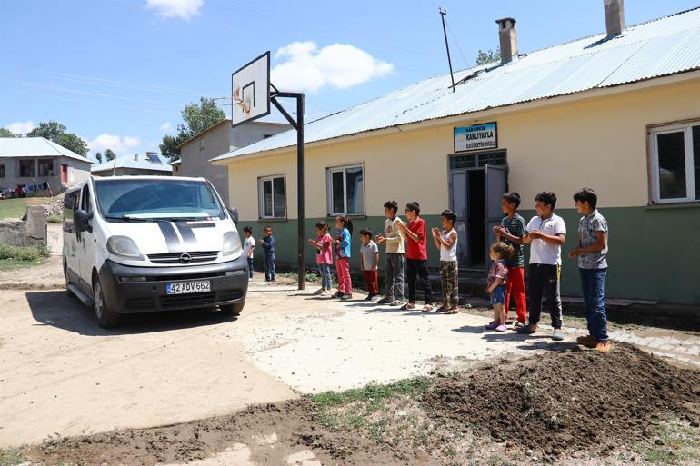 Kitabının geliriyle sekiz köyün okulunu onardı