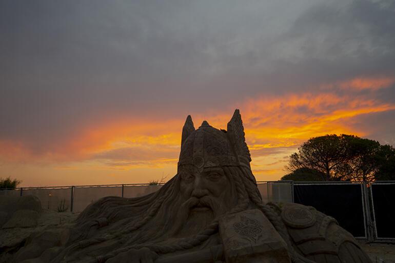 Kum heykeller gün batımında sunduğu eşsiz manzarasıyla etkiliyor