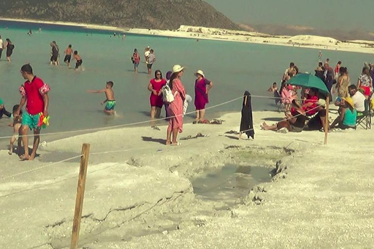 Cilde iyi geldiğini düşünüyorlardı...Göl etrafında derin çukurlar oluşmaya başladı