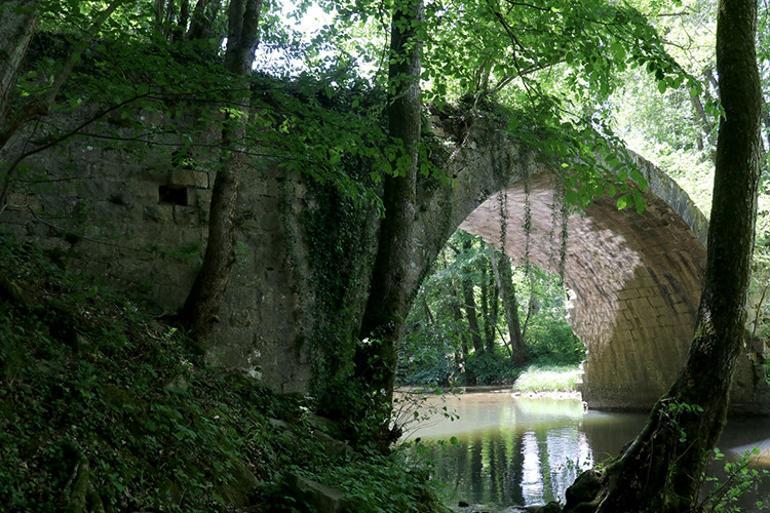 Ayakları farklı ülkelerde olan tarihi köprü turizme kazandırılacak